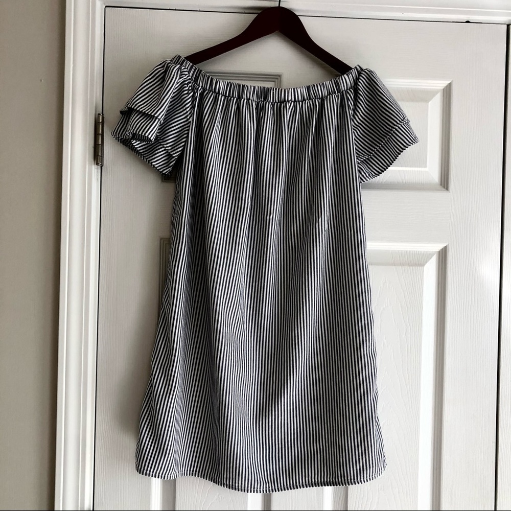 Old Navy Striped Dress. White & gray/blue. Size XS